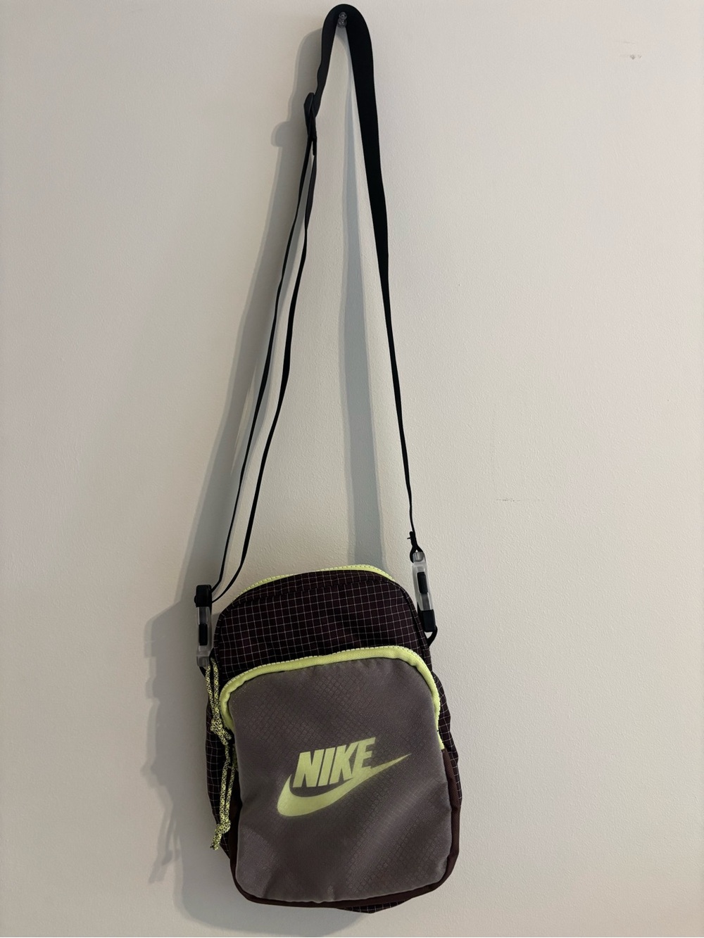 Nike HERITAGE 2.0 Unisex Crossbody Bag  Dark Brown & Lime Summer